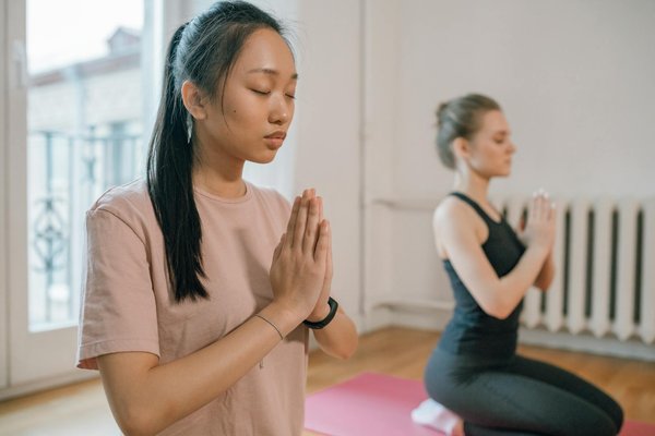 Les bienfaits du tai chi et du yoga sur la santé osseuse des seniors