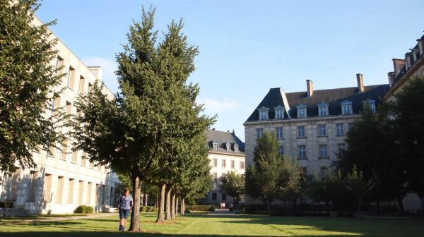 Top raisons de choisir une terminale santé à Poitiers